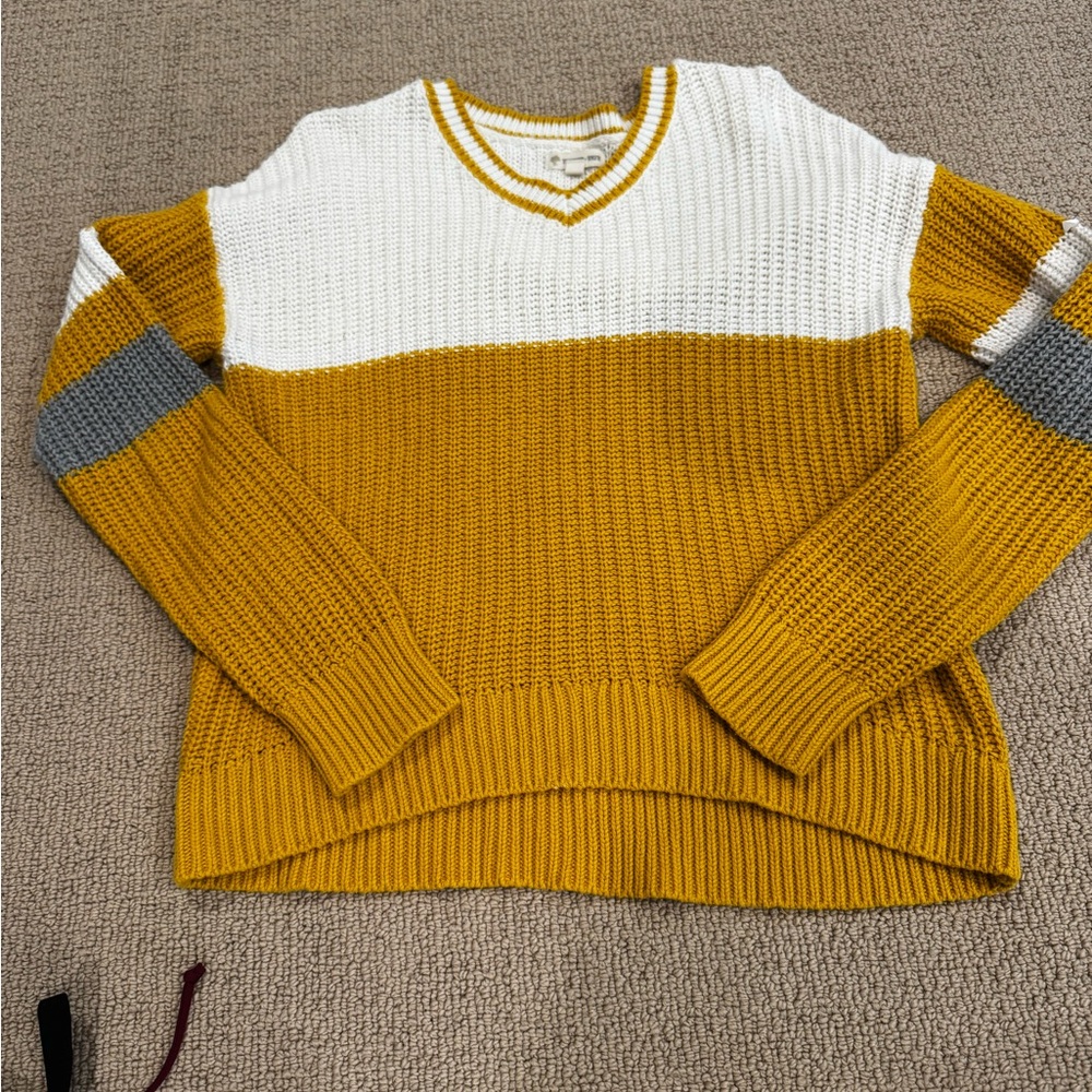 Size M, yellow knitted sweater
